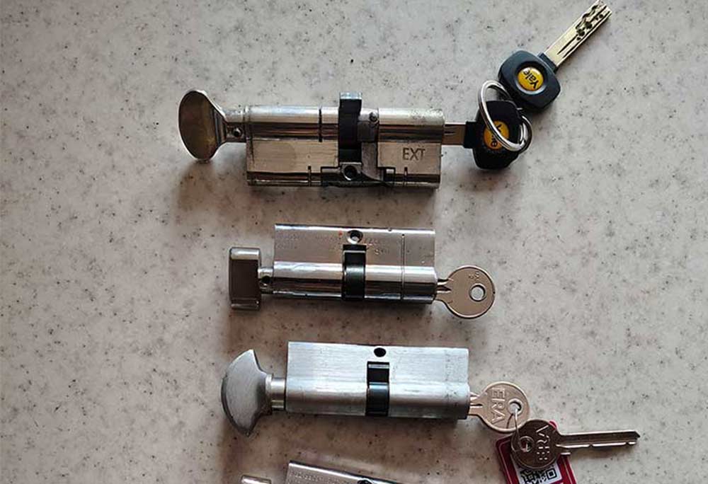 Thumb turn lock or standard lock