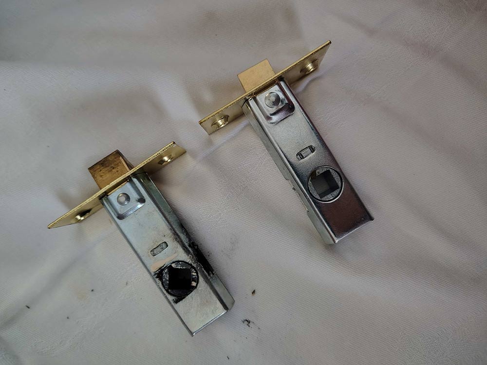 door latch mechanisms