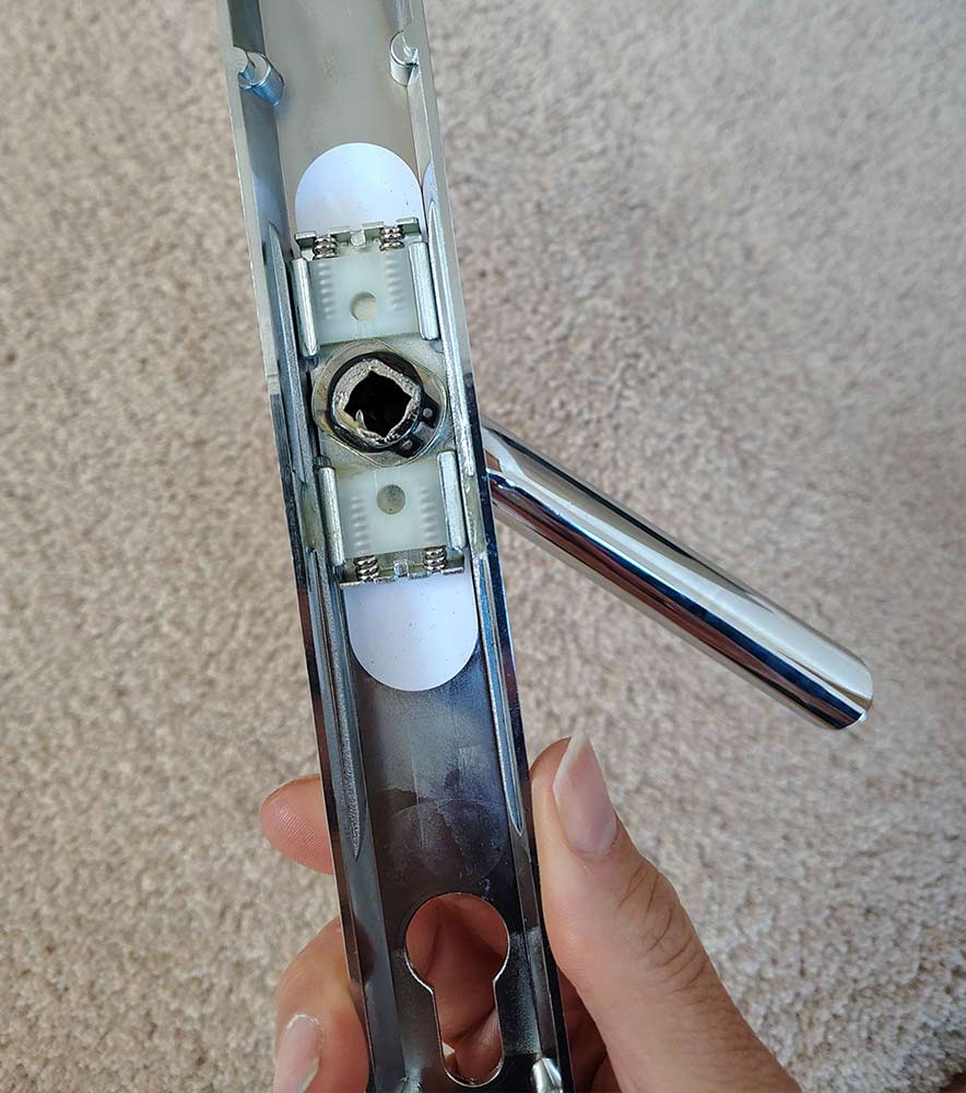 Inside view of Chameleon handle with weak spring